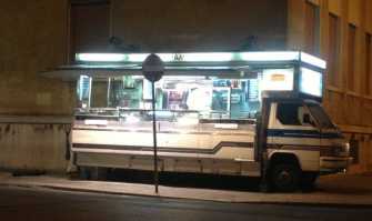 Gli storici ''pane e merda'', istituzione sul lungomare di Bari